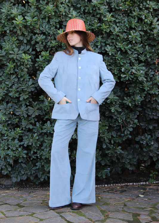 Abito in velluto a coste 1970 Suit di IGI AMA in Azul, color azzurro polvere, Completo da donna in velluto a coste blu con giacca e pantaloni. Giacca con vita aderente, spalle strutturate e collo alla coreana. Fodera in poliestere, la modella è alta 170 cm e indossa una taglia M. Pantaloni in velluto a coste con pinces anteriori, vestibilità regolare, disponibili nelle taglie M e L. Prodotto in India con un design elegante e versatile. Solo lavaggio a secco, stiratura a bassa temperatura, non candeggiare.