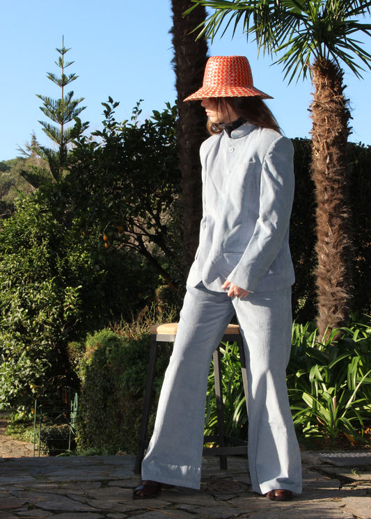 Abito in velluto a coste 1970 Suit di IGI AMA in Azul, color azzurro polvere, Completo da donna in velluto a coste blu con giacca e pantaloni. Giacca con vita aderente, spalle strutturate e collo alla coreana. Fodera in poliestere, la modella è alta 170 cm e indossa una taglia M. Pantaloni in velluto a coste con pinces anteriori, vestibilità regolare, disponibili nelle taglie M e L. Prodotto in India con un design elegante e versatile. Solo lavaggio a secco, stiratura a bassa temperatura, non candeggiare.