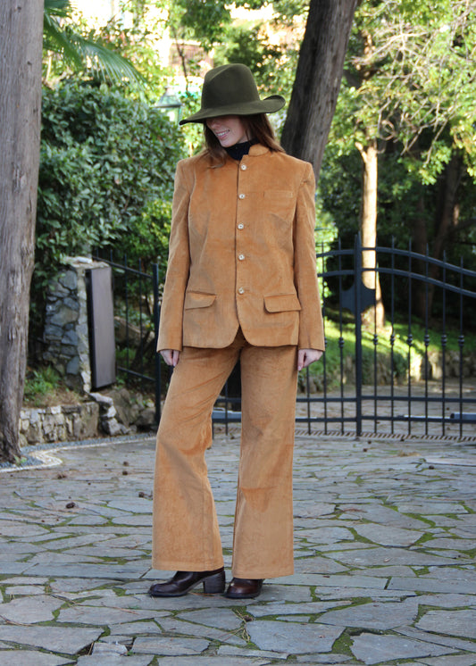 Abito in velluto a coste 1970 Suit di IGI AMA color senape, abito in velluto a coste color senape con giacca e pantaloni. Giacca con vita aderente, spalle strutturate e collo alla coreana. Fodera in poliestere, la modella è alta 170 cm e indossa una taglia S. Pantaloni in velluto a coste con pinces anteriori, vestibilità regolare, disponibili nelle taglie M e L. Prodotto in India con un design elegante e versatile. Solo lavaggio a secco, stiratura a bassa temperatura, non candeggiare.