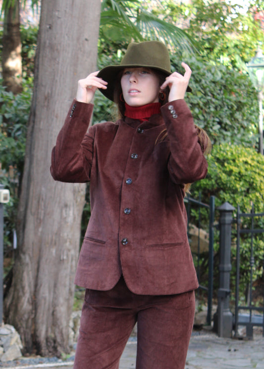 1970 Vest in Brown Corduroy, brown corduroy jacket with mandarin collar, fitted waist and structured shoulders. Polyester lining. Model is 170 cm and is wearing size S/M. Made in India, with an elegant and contemporary design. Dry clean only, iron on low heat, do not bleach.