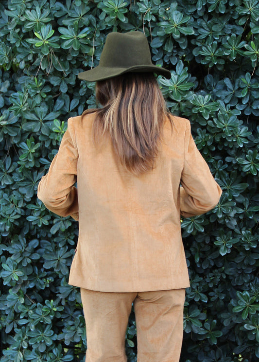 1970 Vest in Mustard Corduroy, mustard corduroy jacket with mandarin collar, fitted waist and structured shoulders. Polyester lining. Model is 170 cm and is wearing size S/M. Made in India, with an elegant and contemporary design. Dry clean only, iron on low heat, do not bleach.