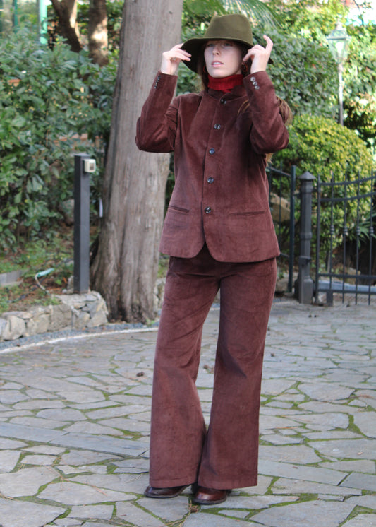 Abito in velluto a coste marrone 1970 Suit di IGI AMA, abito in velluto a coste marrone con giacca e pantaloni. Giacca con vita aderente, spalle strutturate e collo alla coreana. Fodera in poliestere, la modella è alta 170 cm e indossa una taglia S. Pantaloni in velluto a coste con pinces anteriori, vestibilità regolare, disponibili nelle taglie M e L. Prodotto in India con un design elegante e versatile. Solo lavaggio a secco, stiratura a bassa temperatura, non candeggiare.