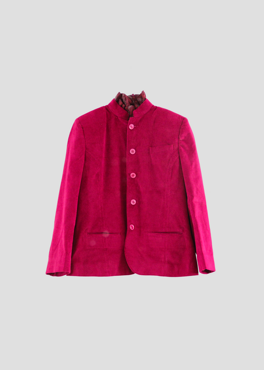 1970 Vest in velluto a coste viola di IGI Ama, giacca viola con collo mandarina a motivo, vita sfiancata e spalle strutturate. Fodera in poliestere. La modella è alta 170 cm e indossa la taglia M/L. Prodotto in India, con un design elegante e contemporaneo. Lavare a secco, stirare a bassa temperatura, non candeggiare.