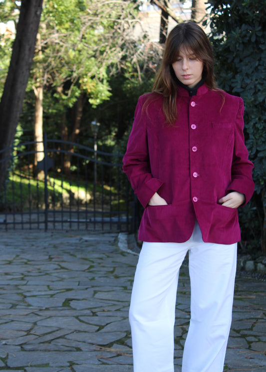 1970 Vest in velluto a coste viola di IGI Ama, giacca viola con collo mandarina a motivo, vita sfiancata e spalle strutturate. Fodera in poliestere. La modella è alta 170 cm e indossa la taglia M/L. Prodotto in India, con un design elegante e contemporaneo. Lavare a secco, stirare a bassa temperatura, non candeggiare.
