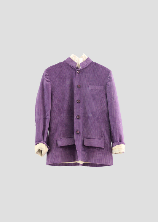 1970 Vest in velluto a coste viola di IGI Ama, giacca viola con fodera bianca. Realizzata in velluto a coste con fodera in poliestere, vita sfiancata e spalle strutturate. Collo alla coreana. Il modello è alto 170 cm e indossa la taglia M/L. Prodotto in India. Lavare a secco, stirare a bassa temperatura, non candeggiare.