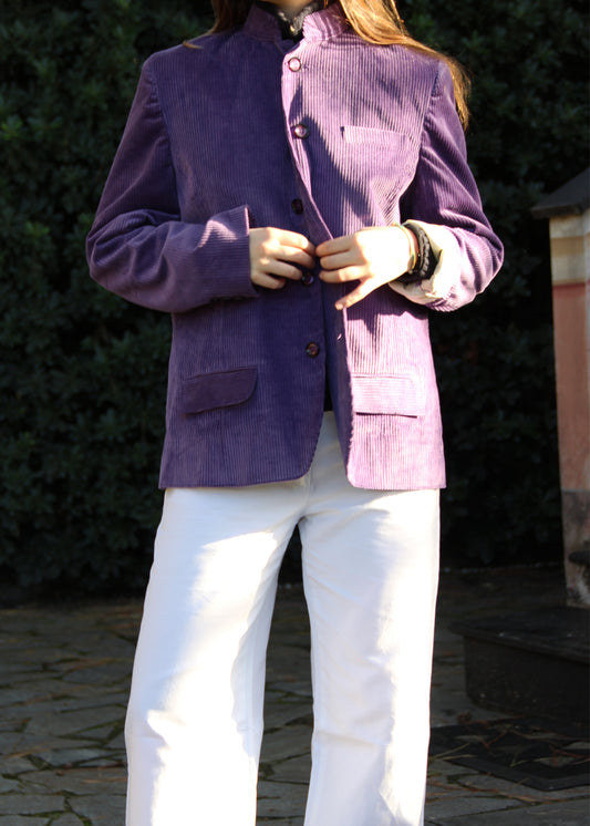 1970 Vest in velluto a coste viola di IGI Ama, giacca viola con fodera bianca. Realizzata in velluto a coste con fodera in poliestere, vita sfiancata e spalle strutturate. Collo alla coreana. Il modello è alto 170 cm e indossa la taglia M/L. Prodotto in India. Lavare a secco, stirare a bassa temperatura, non candeggiare.