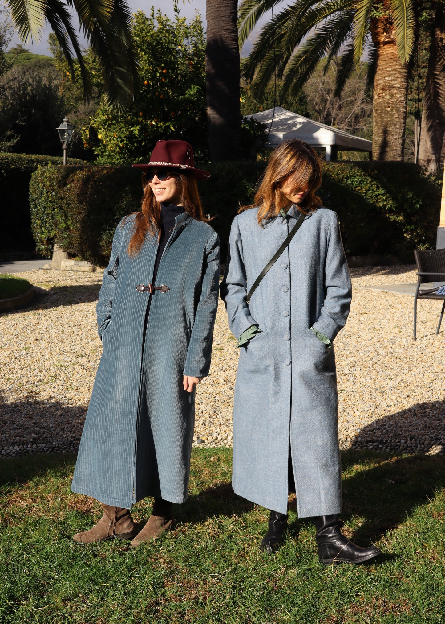 Alamari Coat in velluto azzurro carta zucchero di IGI Ama, cappotto azzurro con alamari marroni, collo alla coreana e bottoni a nodo. Spalle strutturate e fodera in poliestere. Prodotto in India, con un design elegante e raffinato. Lavare a secco, stirare a bassa temperatura, non candeggiare.