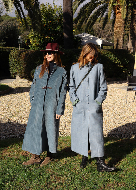 Alamari Coat in velluto azzurro carta zucchero di IGI Ama, cappotto azzurro con alamari marroni, collo alla coreana e bottoni a nodo. Spalle strutturate e fodera in poliestere. Prodotto in India, con un design elegante e raffinato. Lavare a secco, stirare a bassa temperatura, non candeggiare.
