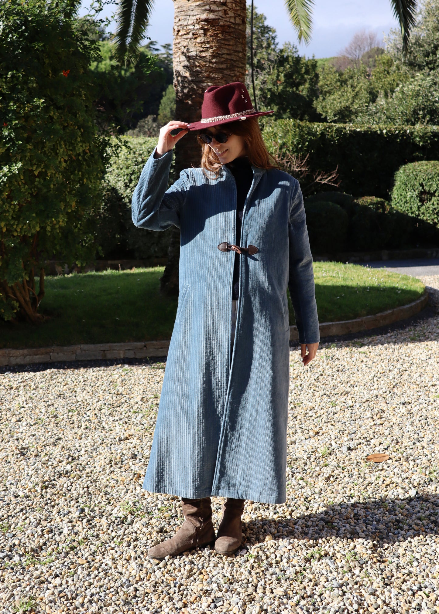 Alamari Coat in velluto azzurro carta zucchero di IGI Ama, cappotto azzurro con alamari marroni, collo alla coreana e bottoni a nodo. Spalle strutturate e fodera in poliestere. Prodotto in India, con un design elegante e raffinato. Lavare a secco, stirare a bassa temperatura, non candeggiare.