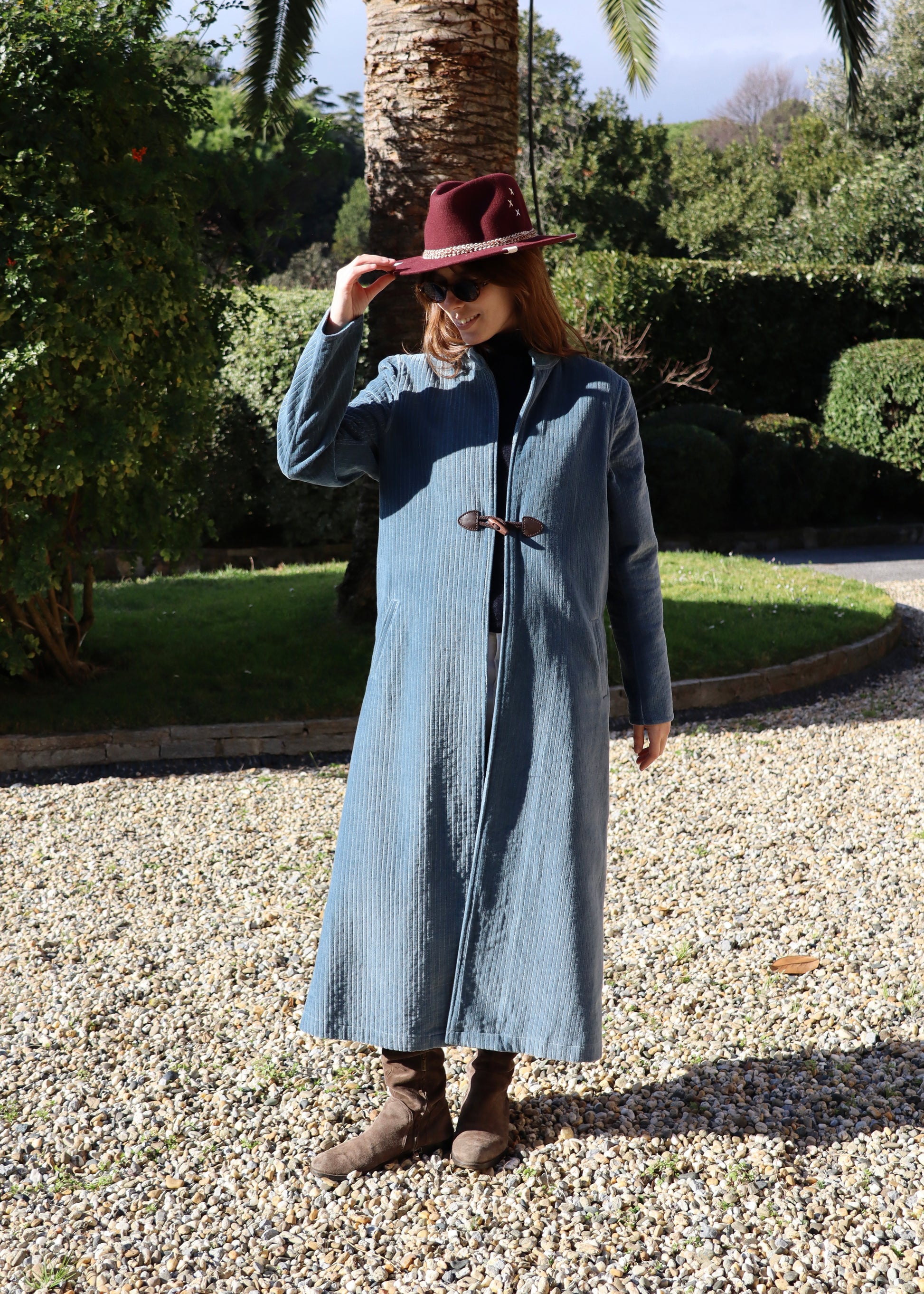 Alamari Coat in velluto azzurro carta zucchero di IGI Ama, cappotto azzurro con alamari marroni, collo alla coreana e bottoni a nodo. Spalle strutturate e fodera in poliestere. Prodotto in India, con un design elegante e raffinato. Lavare a secco, stirare a bassa temperatura, non candeggiare.