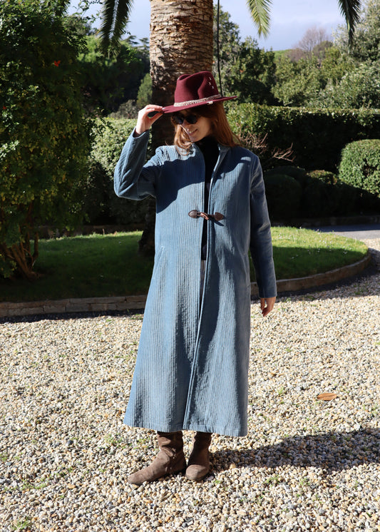 Alamari Coat in velluto azzurro carta zucchero di IGI Ama, cappotto azzurro con alamari marroni, collo alla coreana e bottoni a nodo. Spalle strutturate e fodera in poliestere. Prodotto in India, con un design elegante e raffinato. Lavare a secco, stirare a bassa temperatura, non candeggiare.