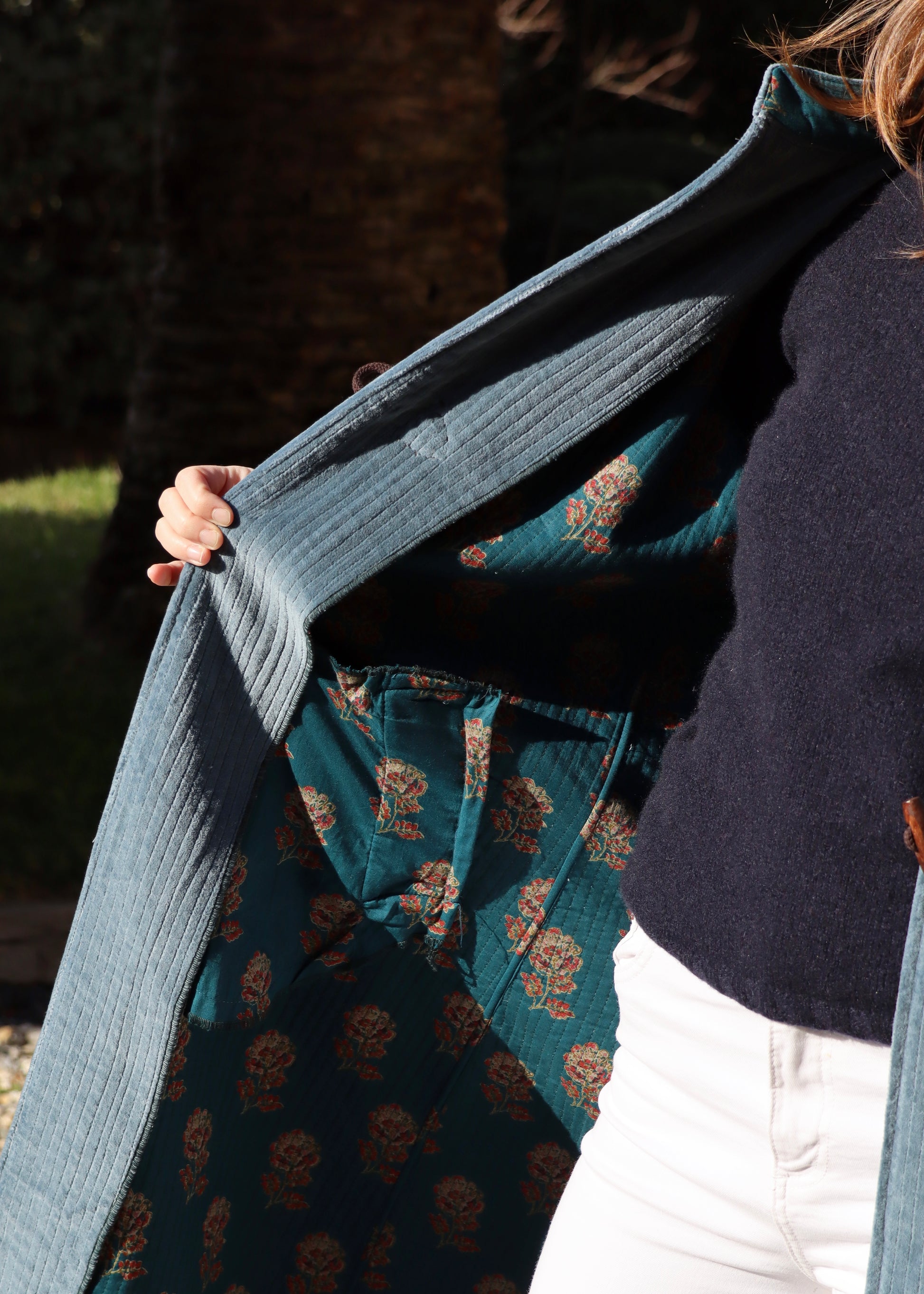 Alamari Coat in velluto azzurro carta zucchero di IGI Ama, cappotto azzurro con alamari marroni, collo alla coreana e bottoni a nodo. Spalle strutturate e fodera in poliestere. Prodotto in India, con un design elegante e raffinato. Lavare a secco, stirare a bassa temperatura, non candeggiare.