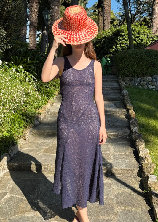 Alba Dress di IGI AMA, vestito in pizzo blu 100%, con tessuto leggermente elastico che si adatta alle taglie 36/38/S, prodotto in India, perfetto per un look romantico e delicato.