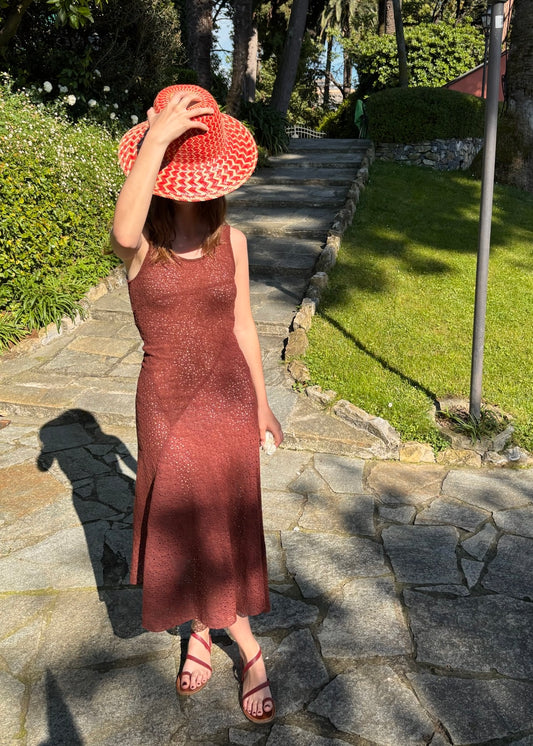 Vestito lungo estivo da donna in pizzo marrone, modello Alba Dress di IGI AMA, realizzato in 100% pizzo leggermente elastico, semi trasparente, con vestibilità comoda per taglie 36, 38 e S, prodotto in India, ideale per look estivi e outfit leggeri.