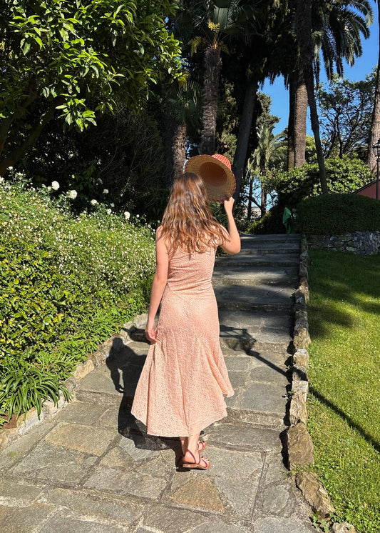 Alba Dress di IGI AMA, vestito in pizzo color pesca 100%, con tessuto leggermente elastico che si adatta alle taglie 36/38/S, prodotto in India, perfetto per un look romantico e delicato.