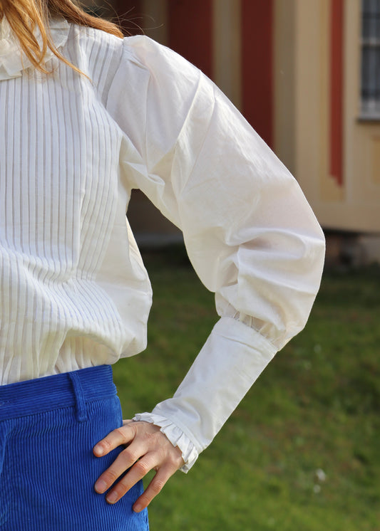 Camicia Amber estiva da donna in cotone bianco, IGI AMA, 100% cotone leggero, chiusura con bottoni, maniche lunghe, pinces sul fronte, taglia unica, made in India.