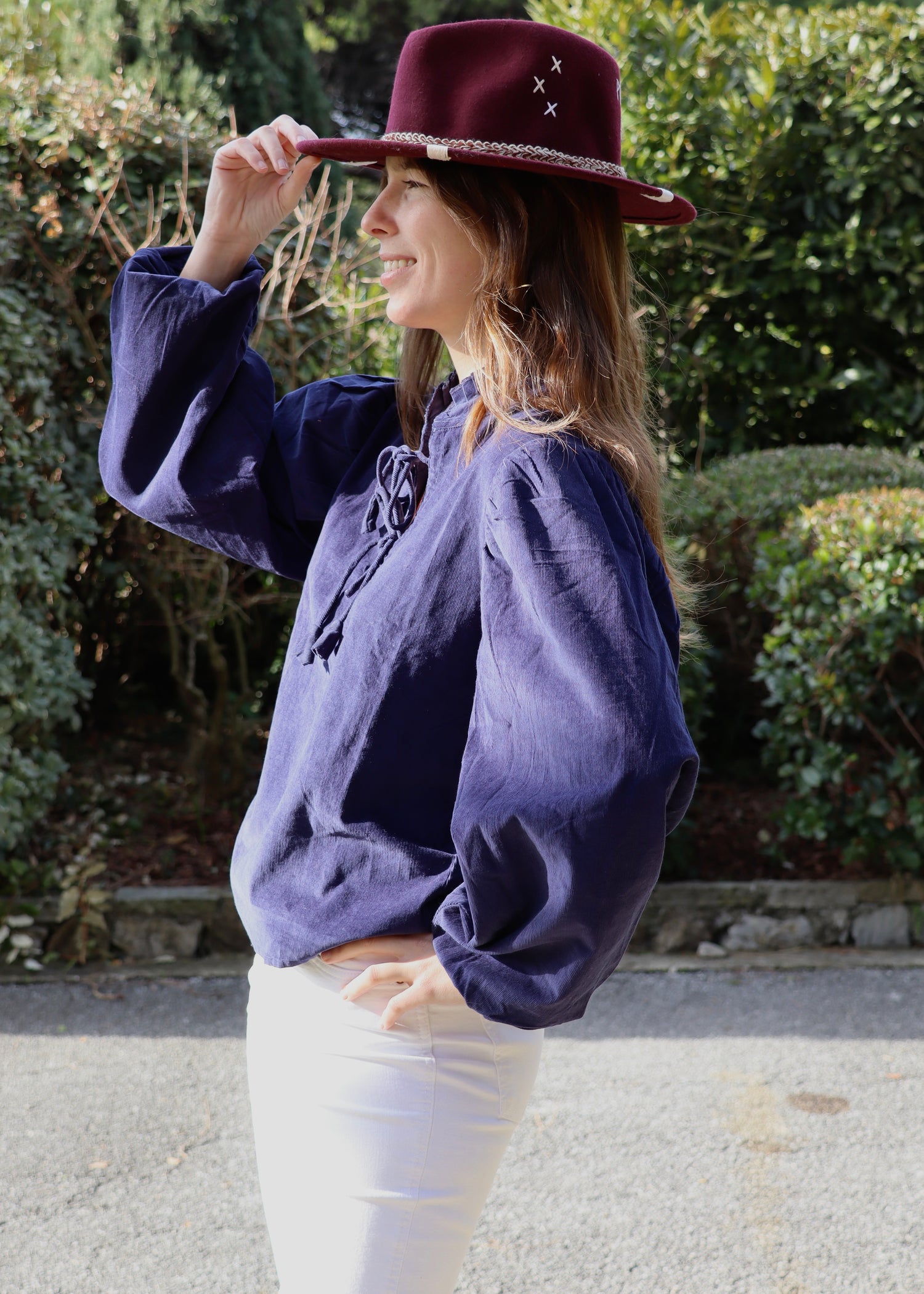 IGI AMA Anna Lace Shirt – Blusa in velluto Corduroy 100% con scollo a lacci e maniche lunghe con elastico al polso. Vestibilità comoda, taglia unica. Prodotta in India, lavabile in lavatrice a 30°C e stirabile a bassa temperatura.