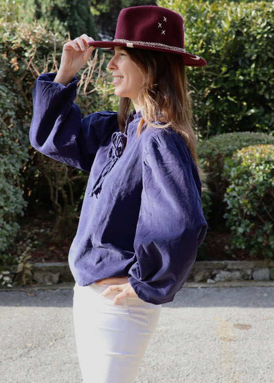 IGI AMA Anna Lace Shirt – Blusa in velluto Corduroy 100% con scollo a lacci e maniche lunghe con elastico al polso. Vestibilità comoda, taglia unica. Prodotta in India, lavabile in lavatrice a 30°C e stirabile a bassa temperatura.