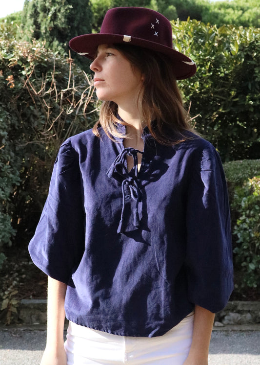 IGI AMA Anna Lace Shirt – Blusa in velluto Corduroy 100% con scollo a lacci e maniche lunghe con elastico al polso. Vestibilità comoda, taglia unica. Prodotta in India, lavabile in lavatrice a 30°C e stirabile a bassa temperatura.