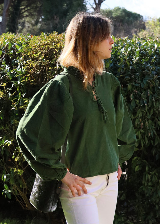 IGI AMA Anna Lace Shirt – Blusa in velluto Corduroy 100% con scollo a lacci e maniche lunghe con elastico al polso. Vestibilità comoda, taglia unica. Prodotta in India, lavabile in lavatrice a 30°C e stirabile a bassa temperatura.