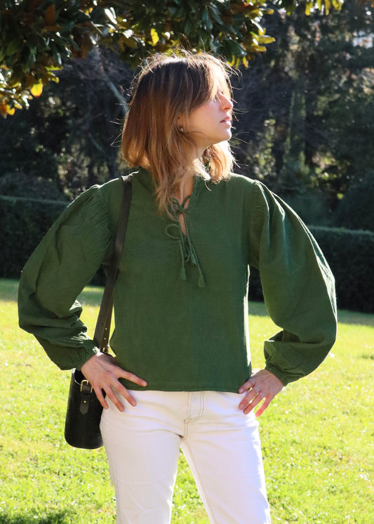 IGI AMA Anna Lace Shirt – Blusa in velluto Corduroy 100% con scollo a lacci e maniche lunghe con elastico al polso. Vestibilità comoda, taglia unica. Prodotta in India, lavabile in lavatrice a 30°C e stirabile a bassa temperatura.