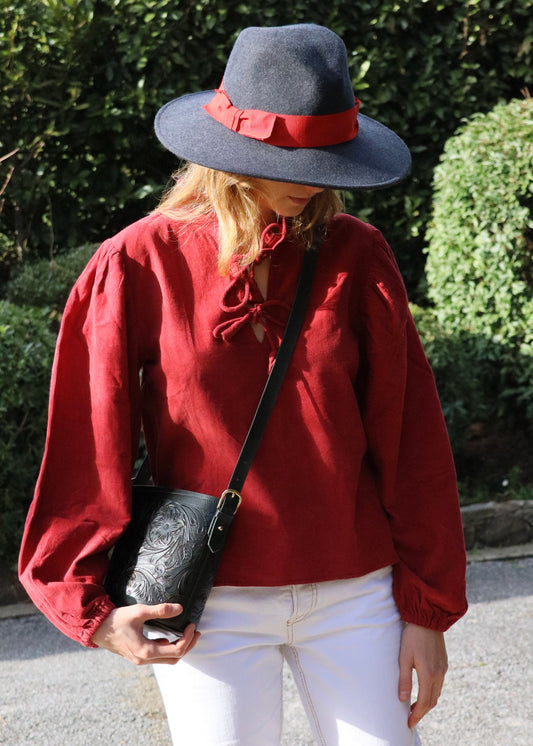 IGI AMA Anna Lace Shirt – Blusa in velluto Corduroy 100% con scollo a lacci e maniche lunghe con elastico al polso. Vestibilità comoda, taglia unica. Prodotta in India, lavabile in lavatrice a 30°C e stirabile a bassa temperatura.