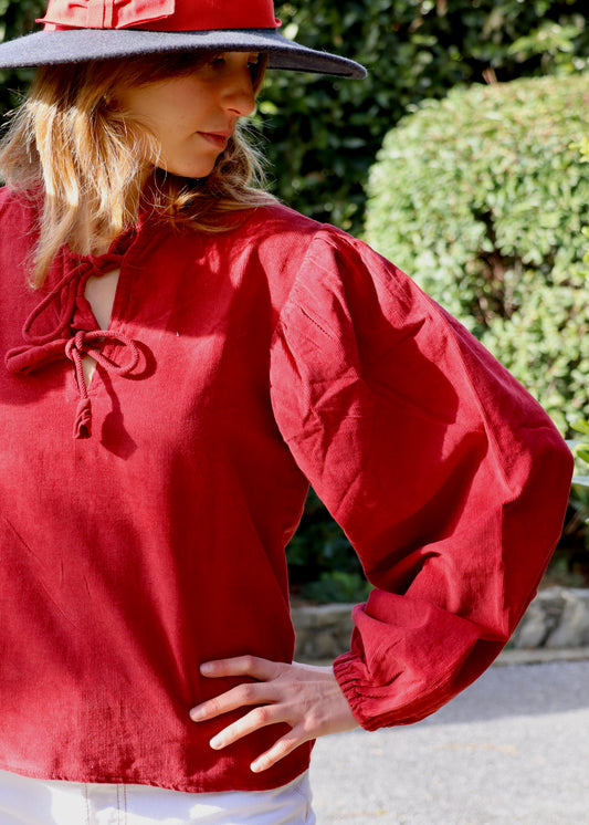 IGI AMA Anna Lace Shirt – Blusa in velluto Corduroy 100% con scollo a lacci e maniche lunghe con elastico al polso. Vestibilità comoda, taglia unica. Prodotta in India, lavabile in lavatrice a 30°C e stirabile a bassa temperatura.