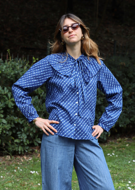 Camicia Ariel blouse Igiama a fantasia blu in 100% cotone, con colletto con fiocco e maniche lunghe, taglia unica S-L, prodotta in India.