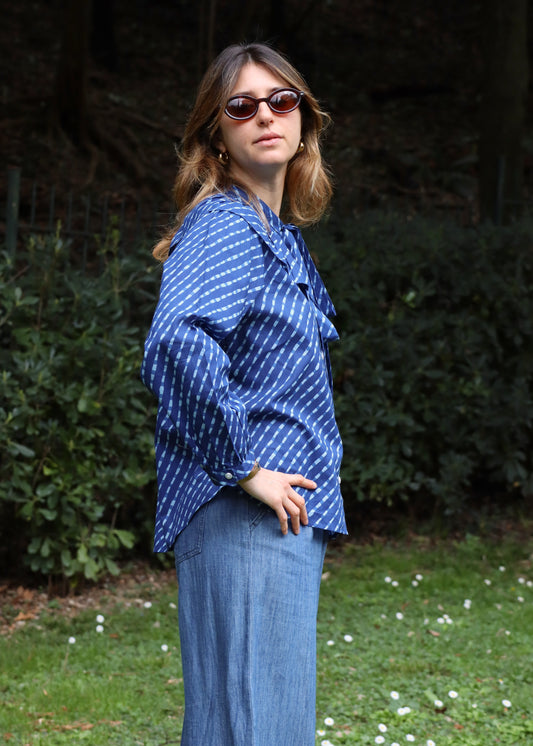 Camicia Ariel blouse Igiama a fantasia blu in 100% cotone, con colletto con fiocco e maniche lunghe, taglia unica S-L, prodotta in India.