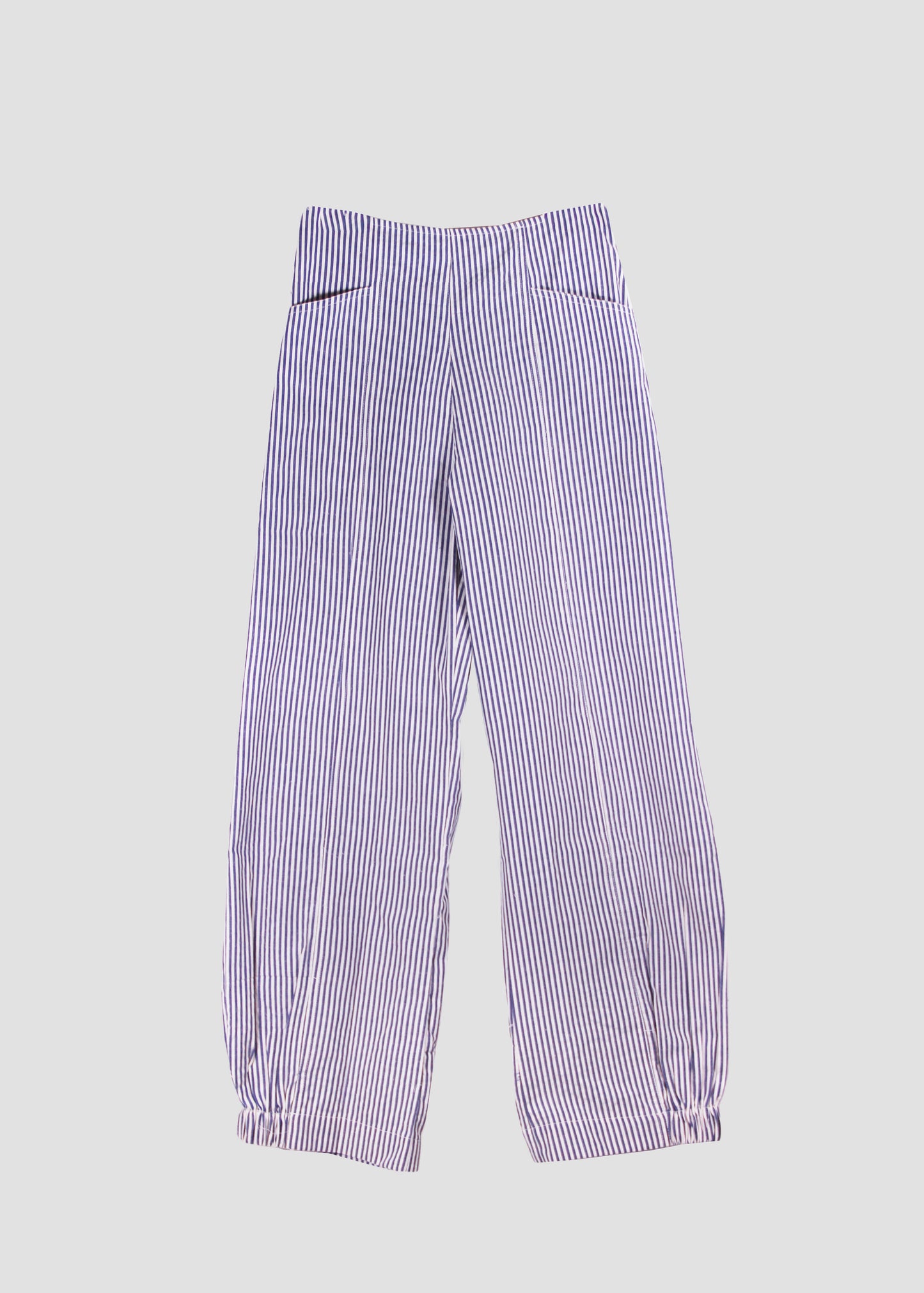 Pantaloni donna Balloon Pants blue stripes in 100% cotone con righe blu e bianche, vestibilità regolare con elastico sul retro e stile boho chic casual, taglia unica S/M.