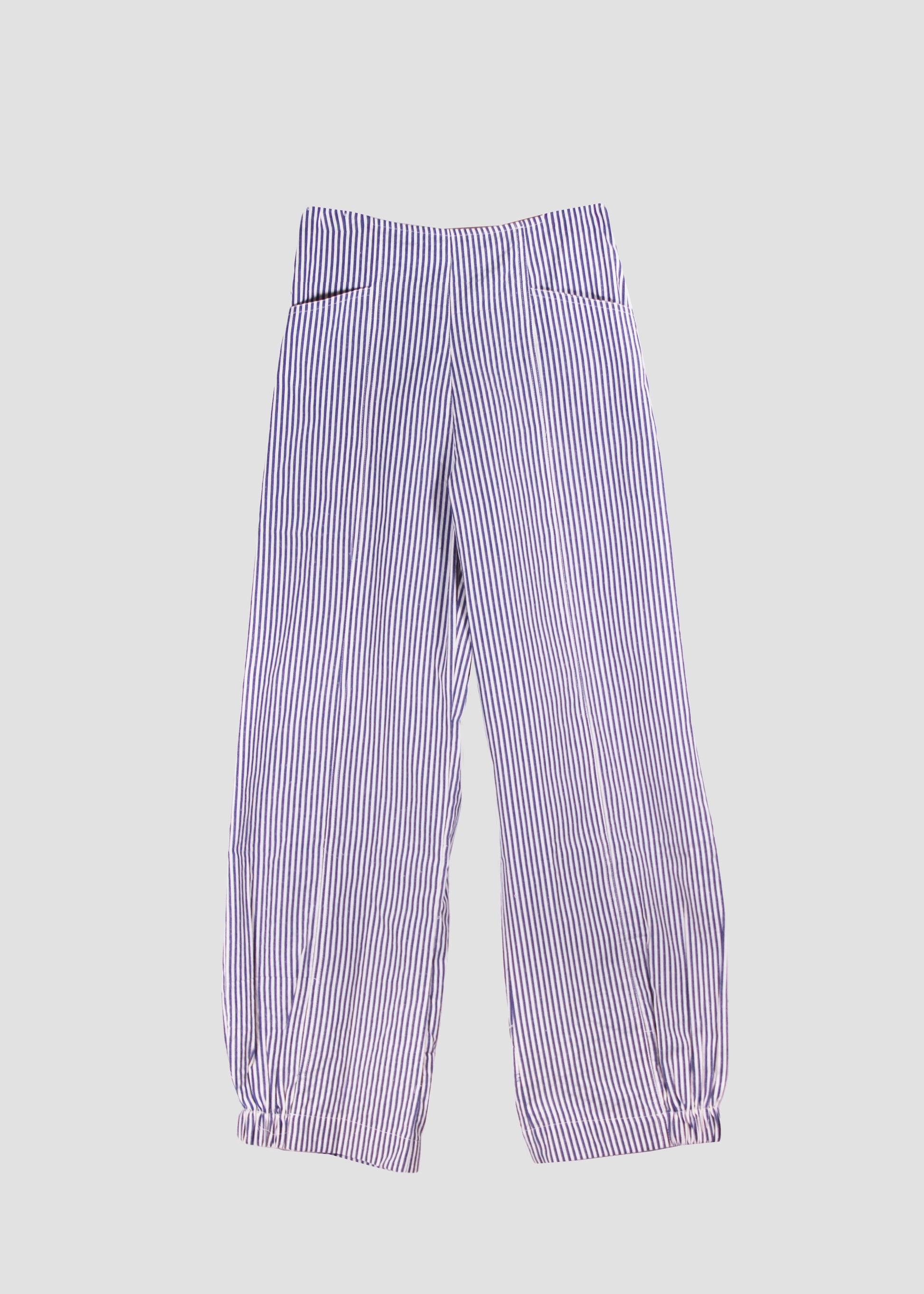 Pantaloni donna Balloon Pants blue stripes in 100% cotone con righe blu e bianche, vestibilità regolare con elastico sul retro e stile boho chic casual, taglia unica S/M.