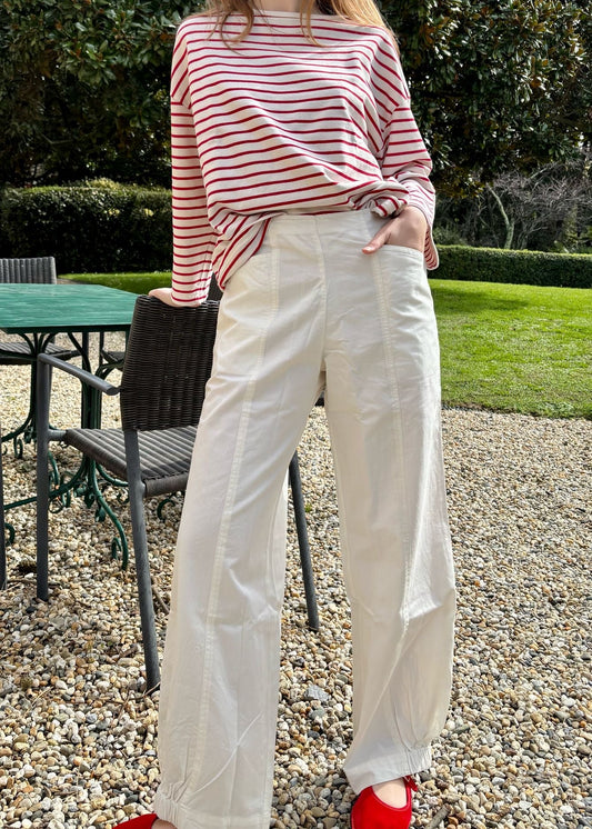 Balloon Pants in cotone denim bianco di Igi Ama sono realizzati al 100% in cotone, garantiscono una vestibilità regolare e si adattano facilmente a diverse corporature grazie all'elastico posteriore. Dotati di due tasche frontali, questi pantaloni uniscono funzionalità e design minimalista. La modella, alta 170 cm, indossa la taglia unica, pensata per offrire il massimo comfort. Prodotto in India, questo capo riflette la qualità dei materiali e l’attenzione ai dettagli.