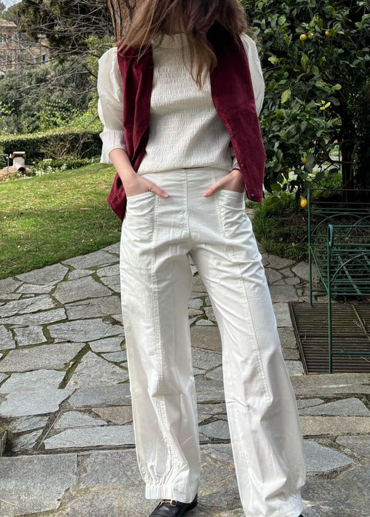 Balloon Pants in cotone denim bianco di Igi Ama sono realizzati al 100% in cotone, garantiscono una vestibilità regolare e si adattano facilmente a diverse corporature grazie all'elastico posteriore. Dotati di due tasche frontali, questi pantaloni uniscono funzionalità e design minimalista. La modella, alta 170 cm, indossa la taglia unica, pensata per offrire il massimo comfort. Prodotto in India, questo capo riflette la qualità dei materiali e l’attenzione ai dettagli.