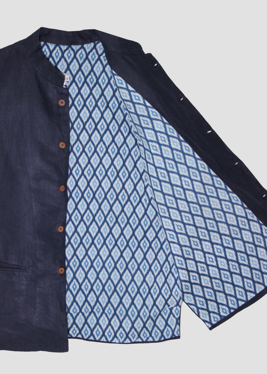 Gilet estivo da uomo blu in lino di IGIAMA, 100% lino, con fodera interna in cotone fantasia e collo alla coreana, prodotto in India.