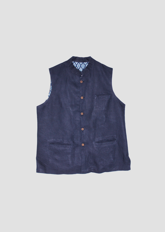 Gilet estivo da uomo blu in lino di IGIAMA, 100% lino, con fodera interna in cotone fantasia e collo alla coreana, prodotto in India.