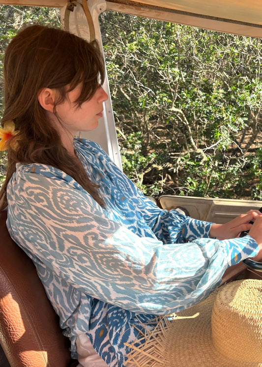 Camicia Loto leggera da donna in viscosa e cotone con fantasia Ikat o tinta unita, maniche a sbuffo e bottoni in madreperla – vestibilità morbida, prodotta artigianalmente in India.