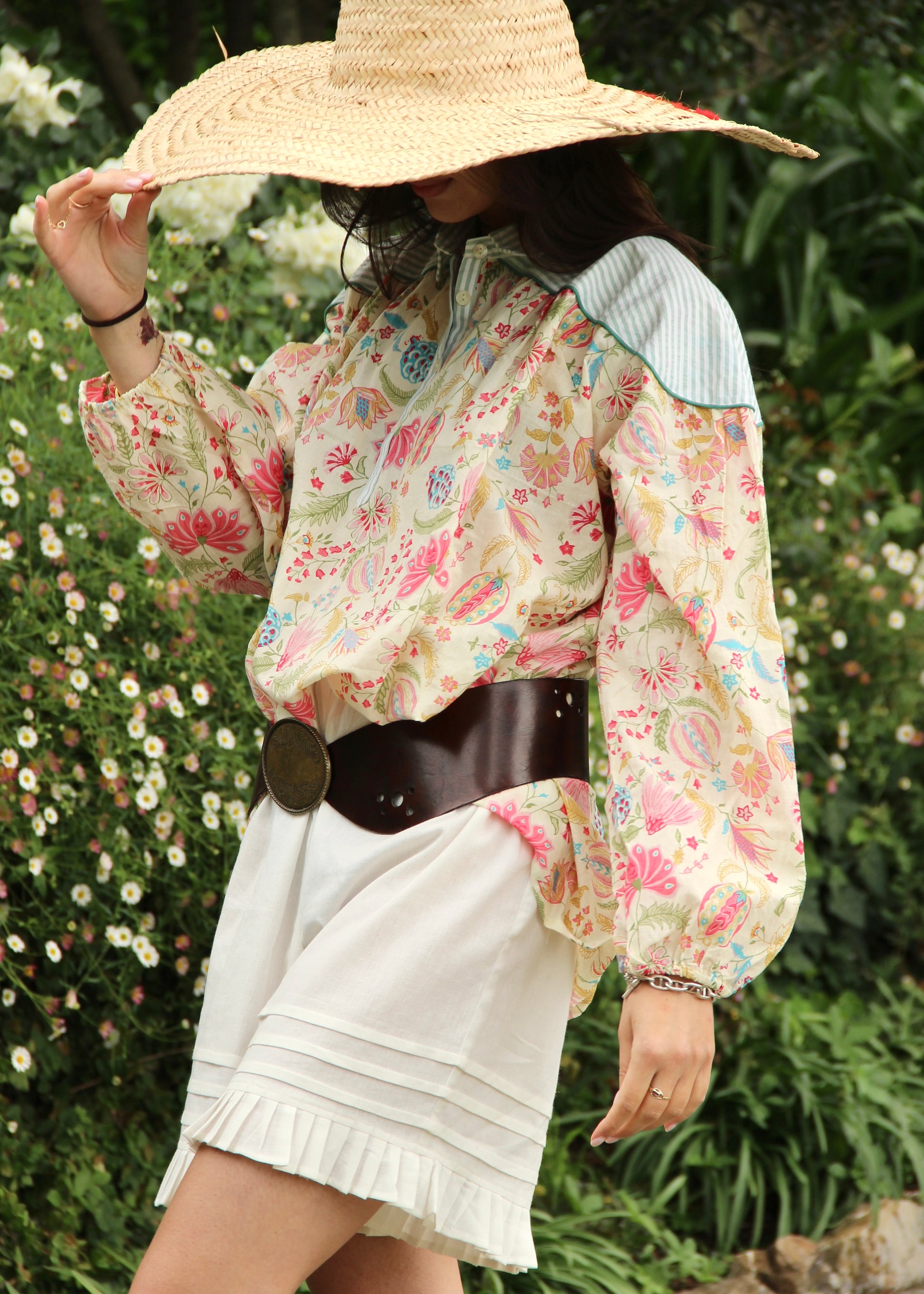Camicia donna Canyon Shirt floreal/green stripes in 100% cotone con vestibilità oversize, doppia trama floreale e righe verdi, polsini elasticizzati e stile boho chic estivo, taglia unica.