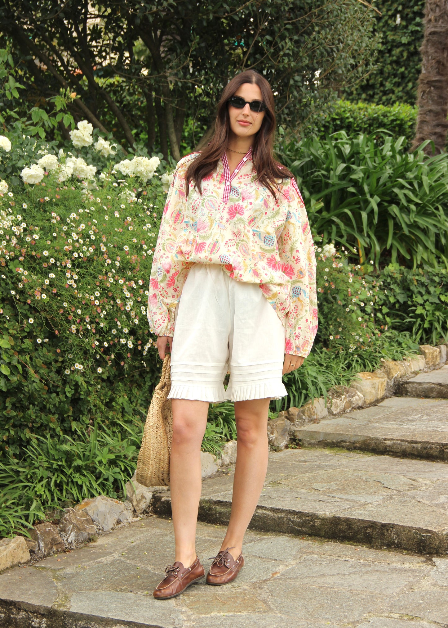 Camicia donna Canyon Shirt floreal/red squares in 100% cotone con vestibilità oversize, doppia trama floreale e fantasia a quadretti rossi, polsini elasticizzati e stile boho chic estivo, taglia unica.