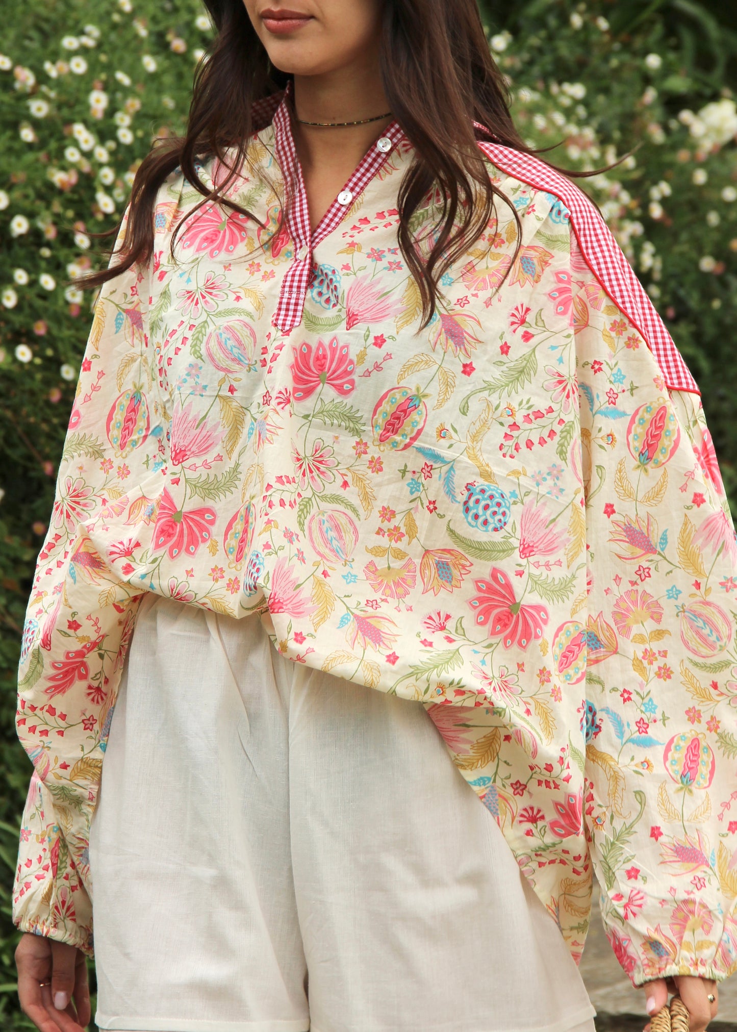 Camicia donna Canyon Shirt floreal/red squares in 100% cotone con vestibilità oversize, doppia trama floreale e fantasia a quadretti rossi, polsini elasticizzati e stile boho chic estivo, taglia unica.