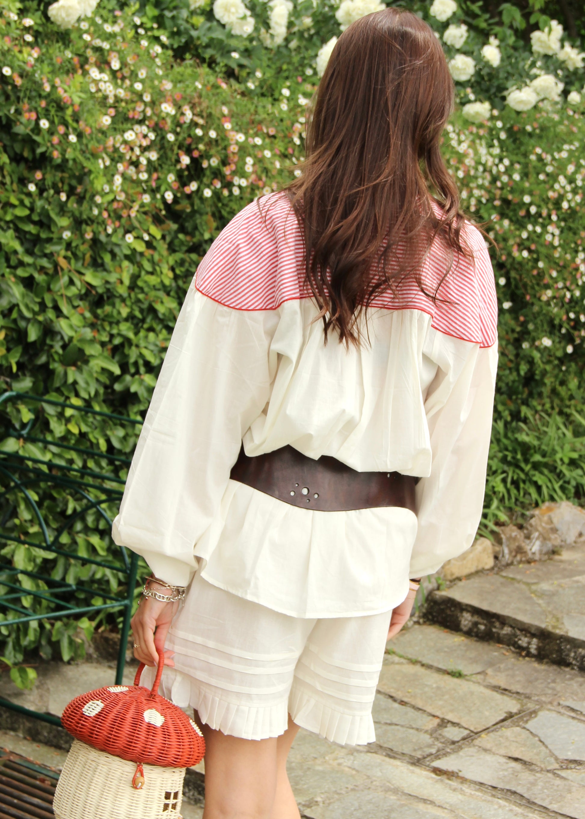 Camicia donna Canyon Shirt white/red stripes in 100% cotone con vestibilità oversize, doppia trama bianca e righe rosse, polsini elasticizzati e stile boho chic estivo, taglia unica.