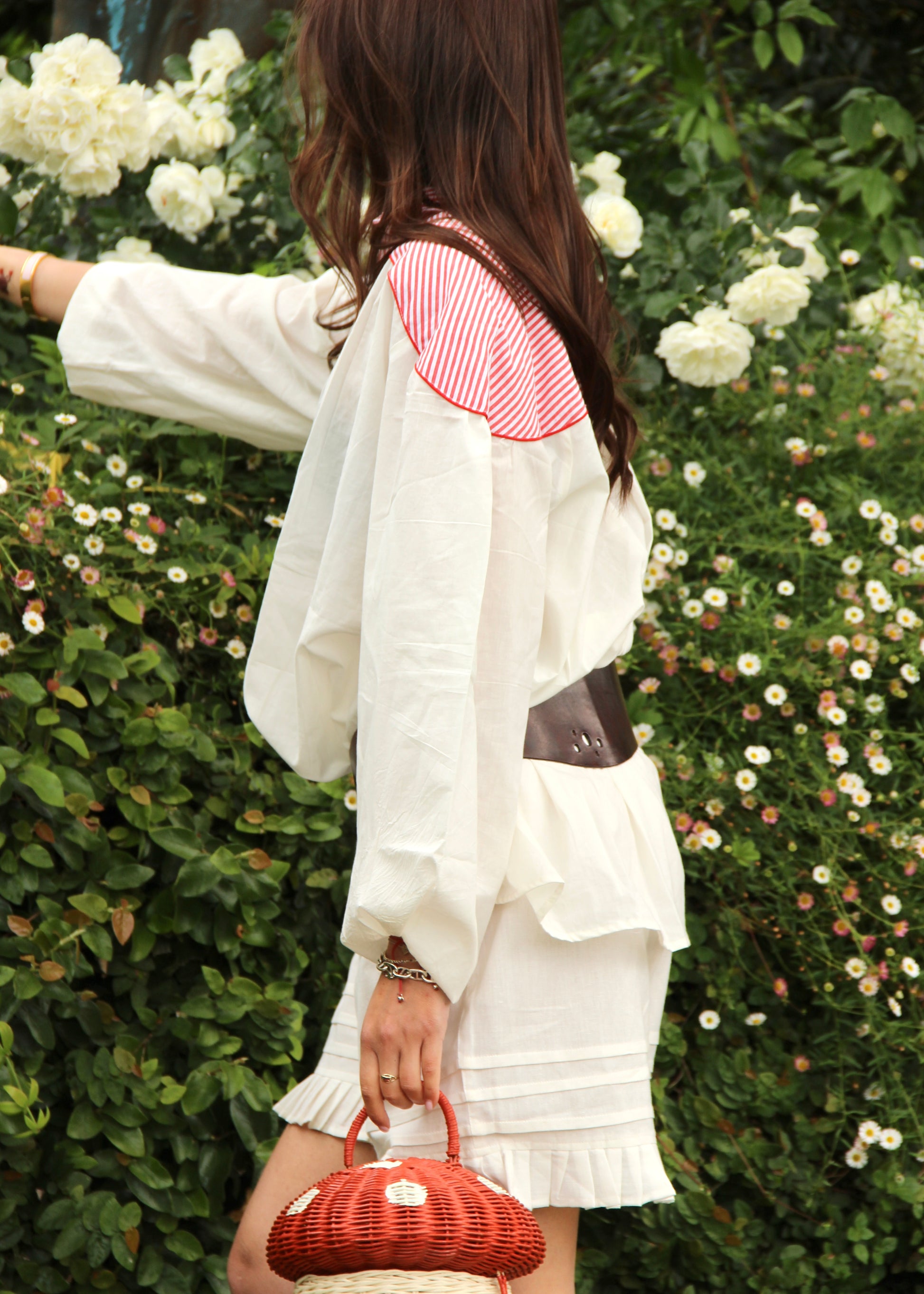 Camicia donna Canyon Shirt white/red stripes in 100% cotone con vestibilità oversize, doppia trama bianca e righe rosse, polsini elasticizzati e stile boho chic estivo, taglia unica.