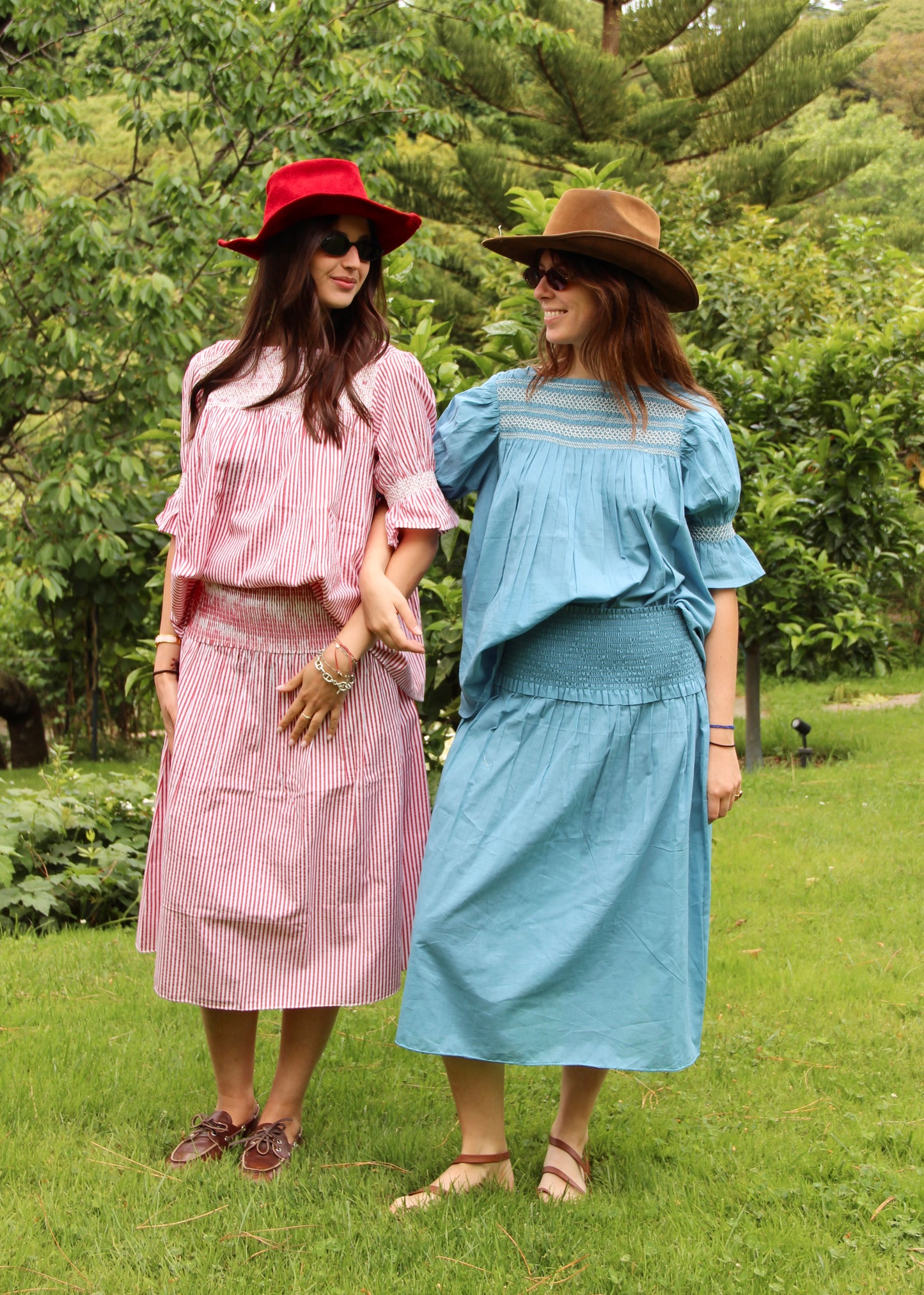 Gonna donna Diana Stretch Midi Skirt lightblue in 100% cotone in tinta unita azzurra e fascia elastica in vita, modello midi stile boho chic estivo, taglia unica.