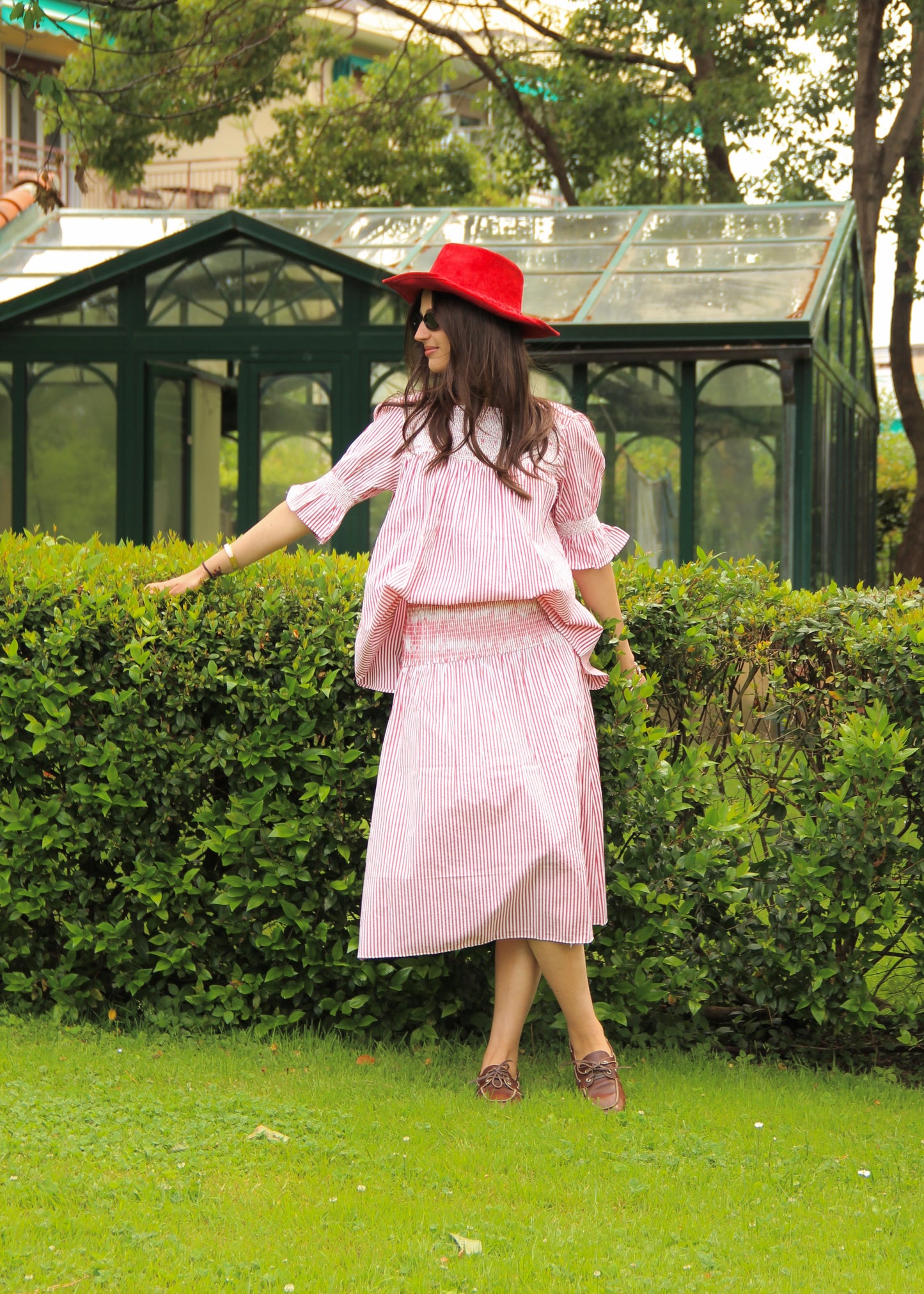 Diana Set red stripes, completo donna con blusa leggera e gonna coordinata a righe rosse in cotone 100%, prodotto artigianalmente in India.