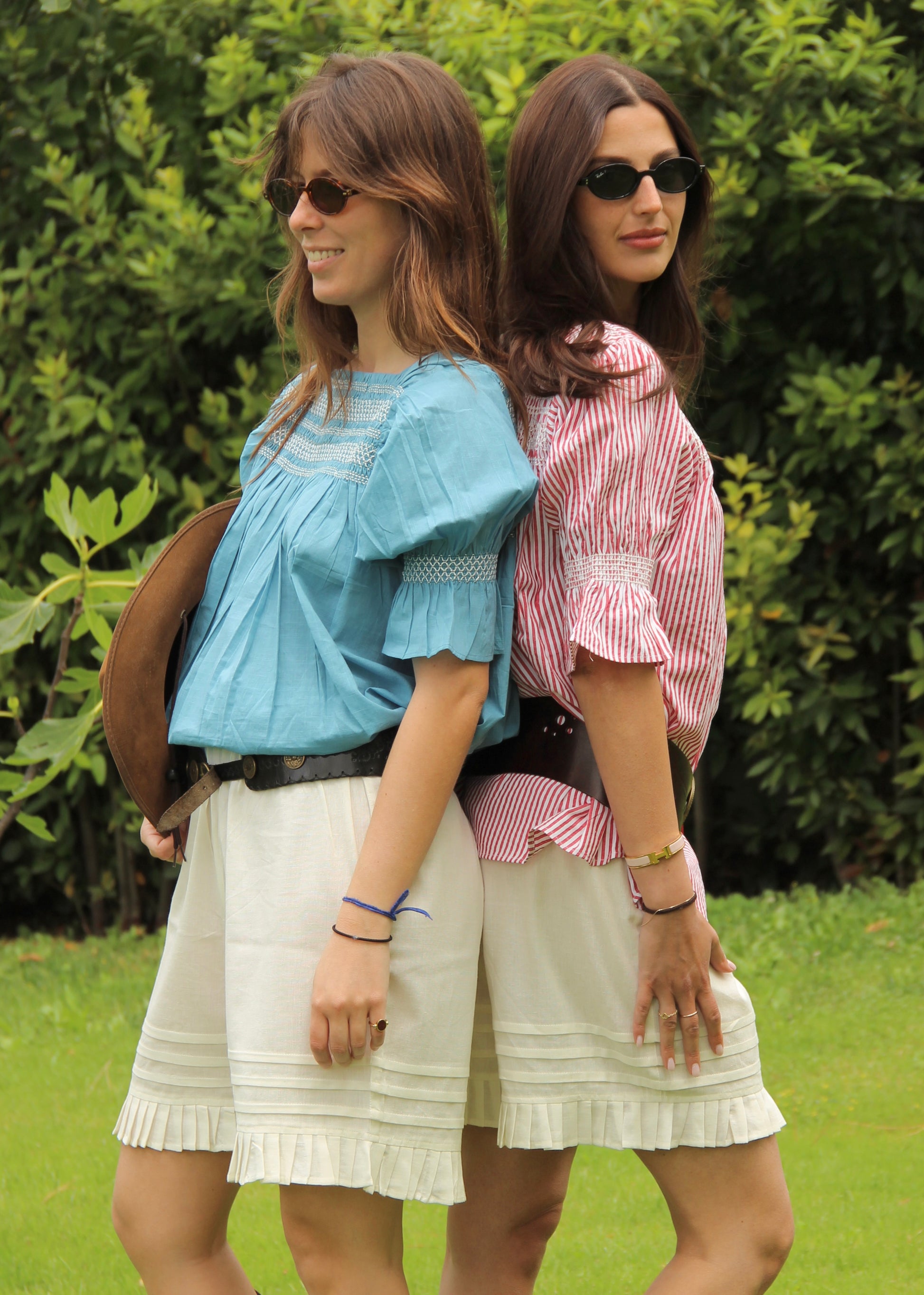 Blusa donna Diana Shirt red stripes in 100% cotone con motivo a righe rosse e dettaglio arricciato, stile boho chic estivo, taglia unica.
