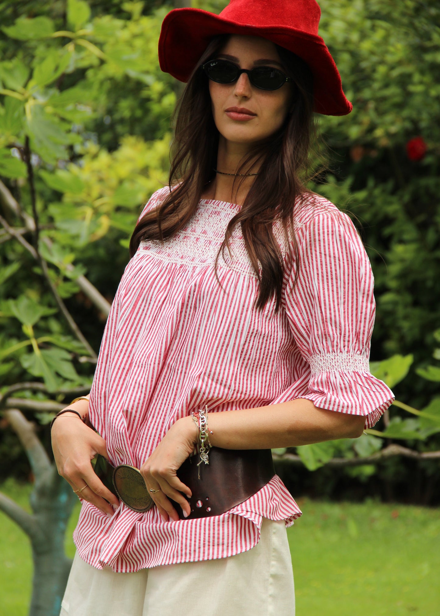 Blusa donna Diana Shirt red stripes in 100% cotone con motivo a righe rosse e dettaglio arricciato, stile boho chic estivo, taglia unica.
