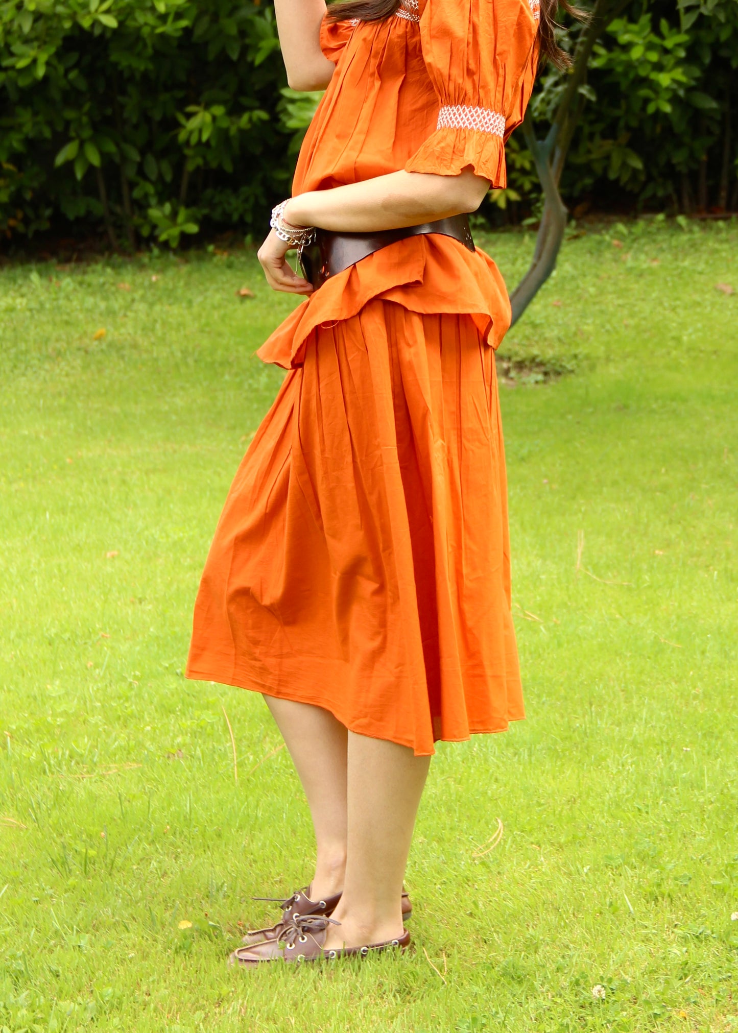 Gonna donna Diana Stretch Midi Skirt orange in 100% cotone in tinta unita arancione e fascia elastica in vita, modello midi stile boho chic estivo, taglia unica.