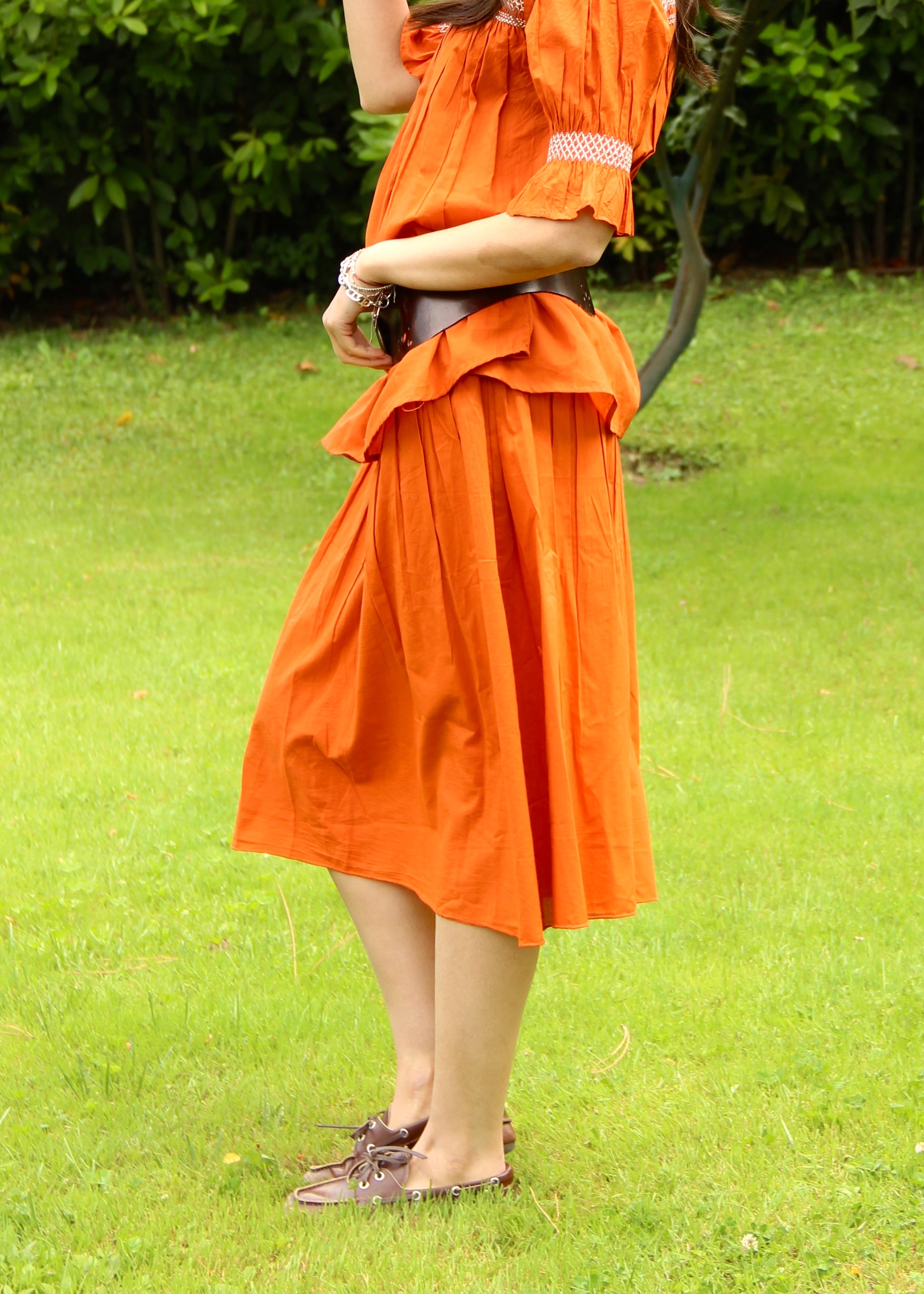 Gonna donna Diana Stretch Midi Skirt orange in 100% cotone in tinta unita arancione e fascia elastica in vita, modello midi stile boho chic estivo, taglia unica.