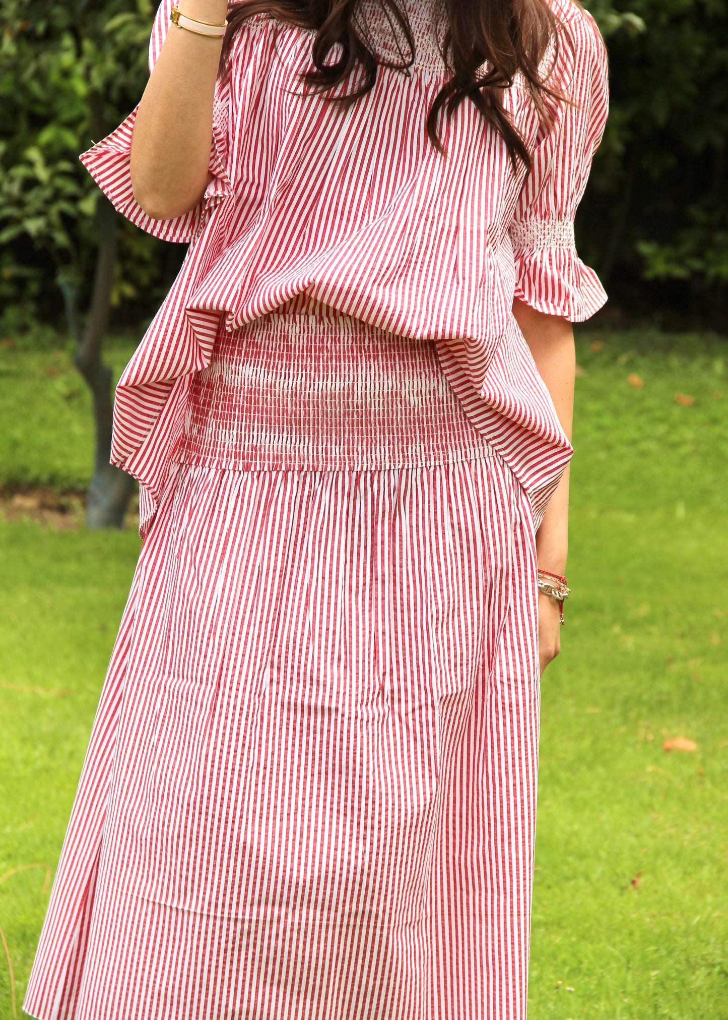 Gonna donna Diana Stretch Midi Skirt red stripes in 100% cotone con righe rosse e fascia elastica in vita, modello midi stile boho chic estivo, taglia unica.

