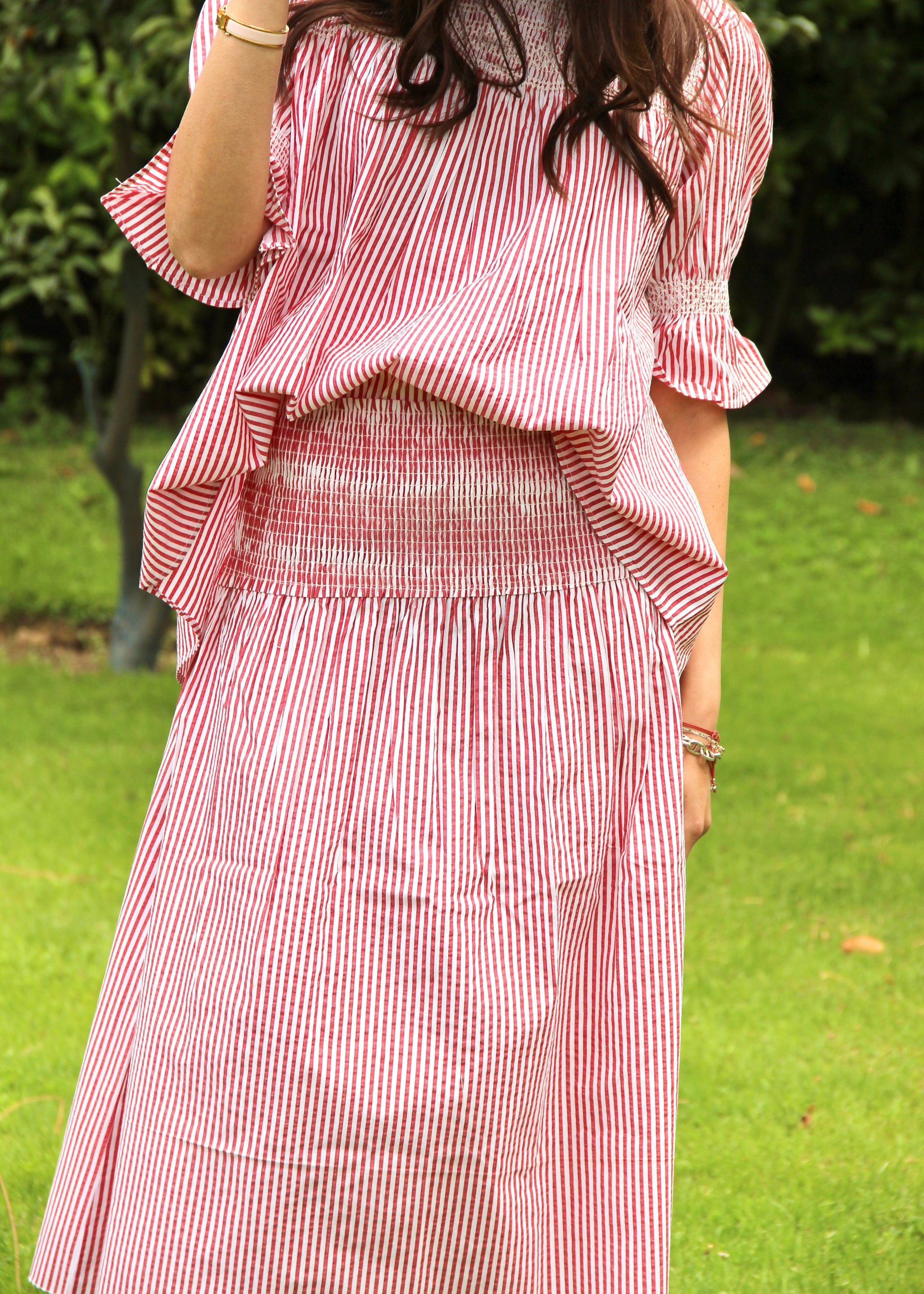 Gonna donna Diana Stretch Midi Skirt red stripes in 100% cotone con righe rosse e fascia elastica in vita, modello midi stile boho chic estivo, taglia unica.
