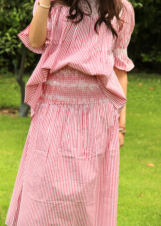 Gonna donna Diana Stretch Midi Skirt red stripes in 100% cotone con righe rosse e fascia elastica in vita, modello midi stile boho chic estivo, taglia unica.
